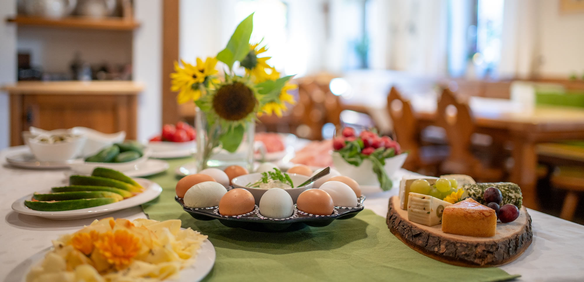 Frühstück im Ferienbauernhof Ortnergut © Shutterstock